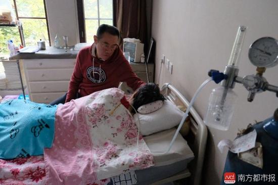 氧氣的轟隆聲，一刻不停地在這個家里“吵”了九年多。（羅逸爵 攝）