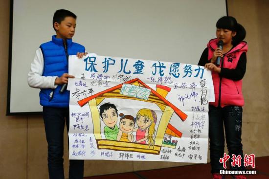 12月4日，由全國(guó)婦聯(lián)和聯(lián)合國(guó)兒童基金會(huì)在北京共同舉辦了“共同行動(dòng)——停止對(duì)兒童暴力，促進(jìn)兒童保護(hù)”的主題宣傳活動(dòng)。圖為活動(dòng)兒童代表以繪畫的形式說出他們的心聲。<a target='_blank'  _fcksavedurl='http://www.chinanews.com/'>中新社</a>發(fā) 富田 攝