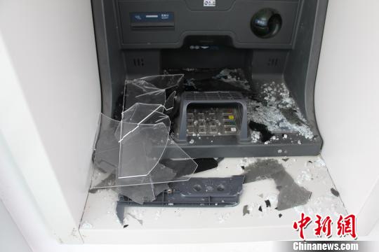 被砸的ATM機(jī)。萬(wàn)山警方提供
