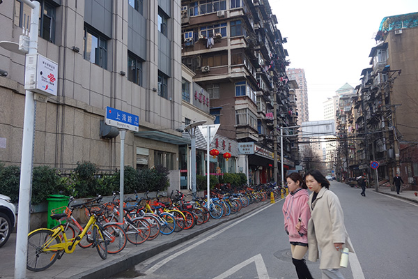 上海路的兩邊，大多是一些老房子。