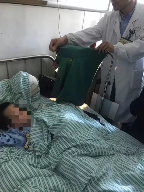 嚇哭！6歲男孩被夾斷手指 罪魁禍首竟是校服