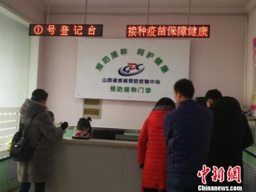 當(dāng)日，山西省疾病預(yù)防控制中心門診部擠滿了前來接種和咨詢四價宮頸癌疫苗的女性。 范麗芳 攝