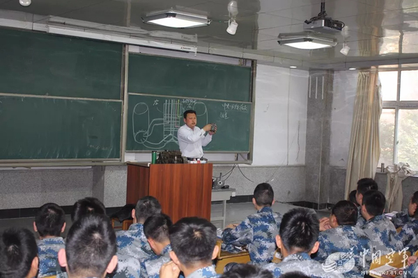 空軍找上藍翔技校聯(lián)合培訓(xùn)：為的就是挖掘機