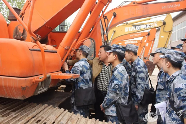 空軍找上藍翔技校聯(lián)合培訓(xùn)：為的就是挖掘機