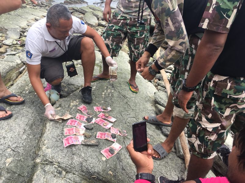  11日，泰方在打撈出的中國(guó)遇難者遺體的衣服內(nèi)發(fā)現(xiàn)了人民幣。