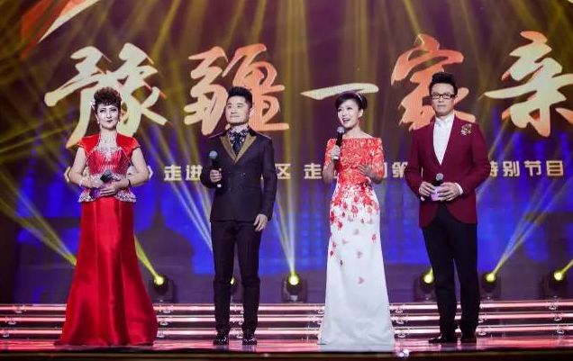 主持人：白燕升、龐曉戈、關(guān)楓、熱娜·古麗（從右到左）