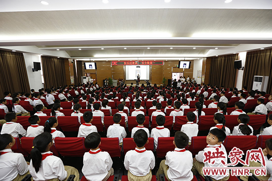 “快樂過暑期，安全數(shù)第一”系列活動新聞發(fā)布會在河南省鄭州市天明路小學(xué)大禮堂舉辦