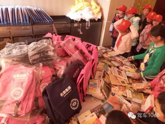 愛(ài)心企業(yè)給孩子們贈(zèng)送書籍和書包