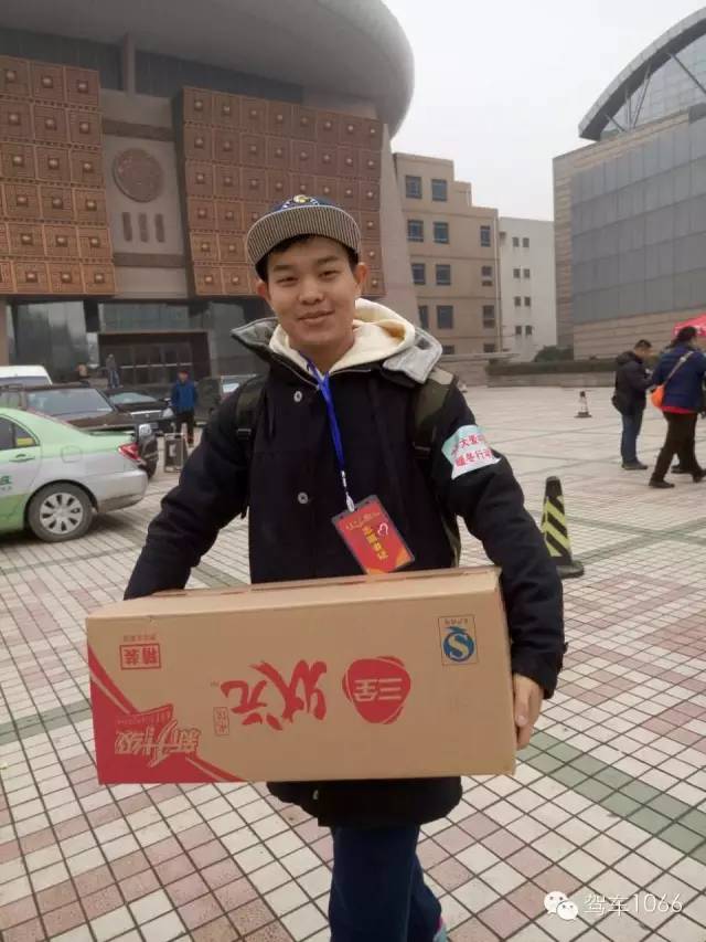 河南電臺1066主持人小澤，搬送愛心餃子。