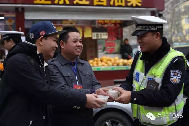 新華社攝影記者李博，也隨我們1066小分隊一路同行他也為我們記錄下了一幕幕溫暖的瞬間。