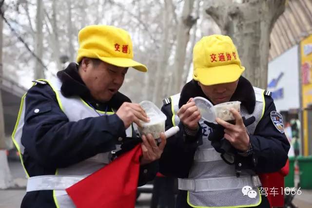 1066小分隊和志愿者來到金水路文化路，給這里執(zhí)勤的交警和協(xié)管送去暖心餃子。