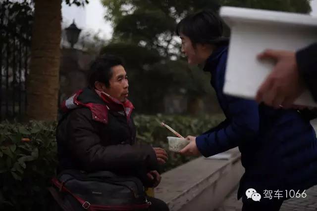 1066小分隊來到紫荊山（摩的司機、出租車司機、市民)，給他們送去餃子。
