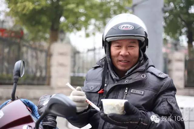 1066小分隊來到紫荊山（摩的司機、出租車司機、市民)，給他們送去餃子。