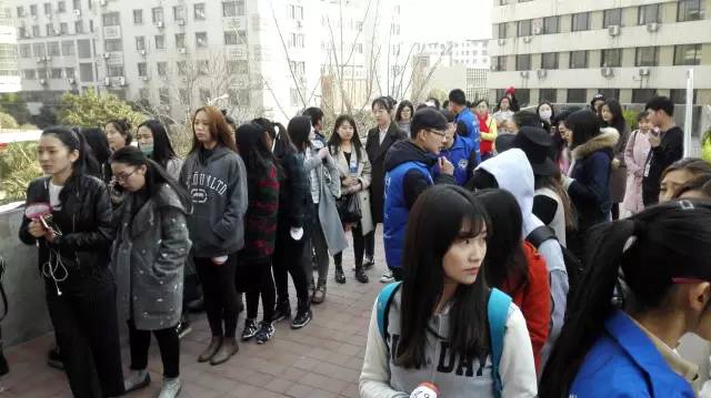 還沒開始時大家已經(jīng)開始有序排隊了，棒棒噠！