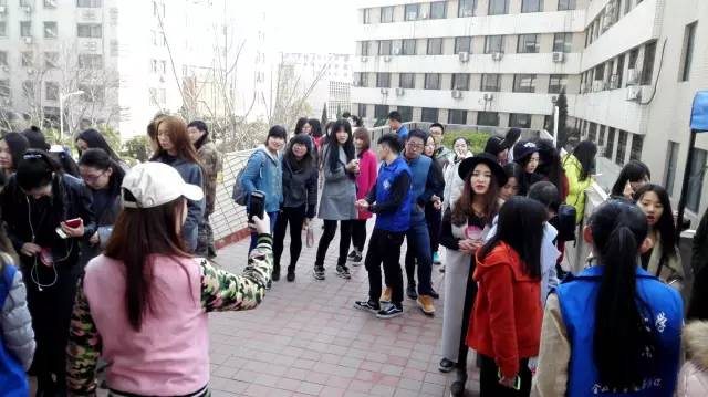 還沒開始時大家已經(jīng)開始有序排隊了，棒棒噠！