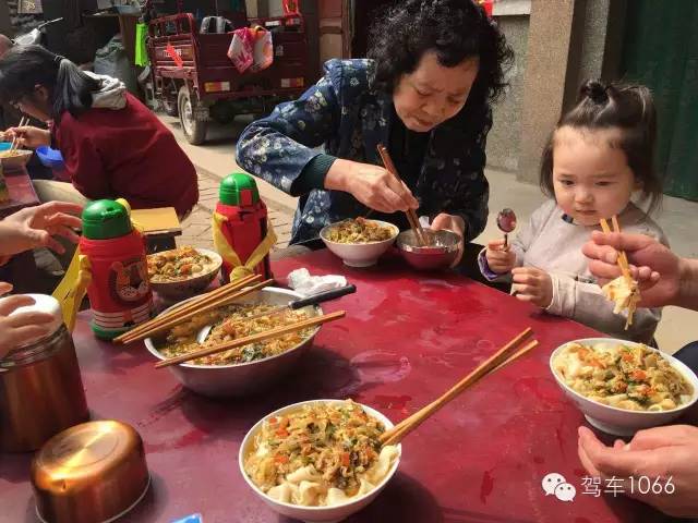 據(jù)說(shuō)手搟面和柴雞蛋更配哦！