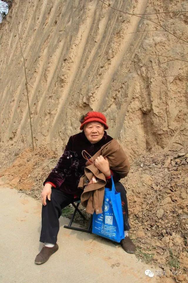 我們的熱心聽眾帶著85歲婆婆來(lái)到植樹現(xiàn)場(chǎng)