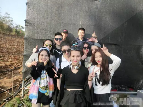 能認(rèn)出幾位超女？王佳月和其他兩位超女本周就要前往長(zhǎng)沙咯