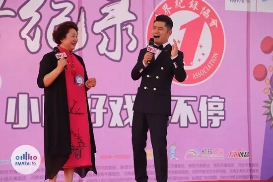 原來是關(guān)大帥哥的演唱，逗笑了全場觀眾