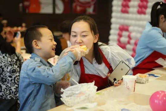 首次下廚的小男子漢，最想分享的人當然是最愛的媽媽