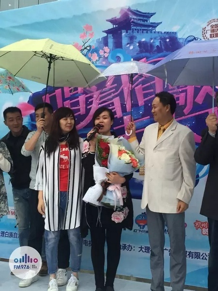海波瞞著妻子，請來妻子的家人，耿梅驚喜感動，喜極而泣~