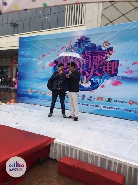 這位男士向遠(yuǎn)在家鄉(xiāng)的妻子隔空表白，勇氣真是大大的，您對妻子的愛，已經(jīng)超越萬水千山。