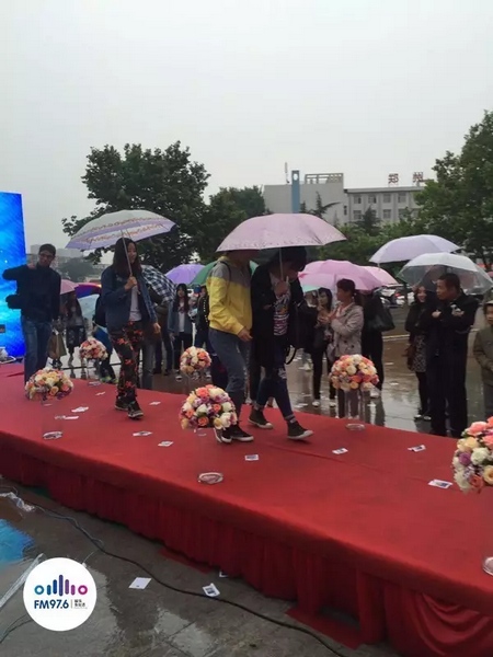 　　好友從屏幕后面走出來，他們特意從陜西、平頂山趕來為兩人送出祝福。
