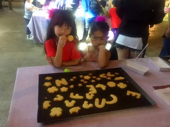 烤制好的餅干，發(fā)揮想象力，畫上美麗的圖案