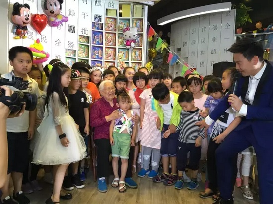 　　豫劇表演藝術(shù)家高潔老師和孩子們?cè)谝黄?，講述自己和戲曲的故事，祝福所有的小朋友節(jié)日快樂。