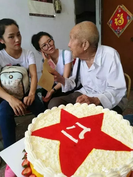 二姐們認(rèn)真聽老兵講抗戰(zhàn)的故事，老人年事已高，記憶都是轟炸！轟炸！轟炸！