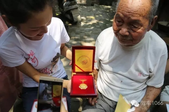 老兵聽不到我們?cè)谡f什么，今年98了。