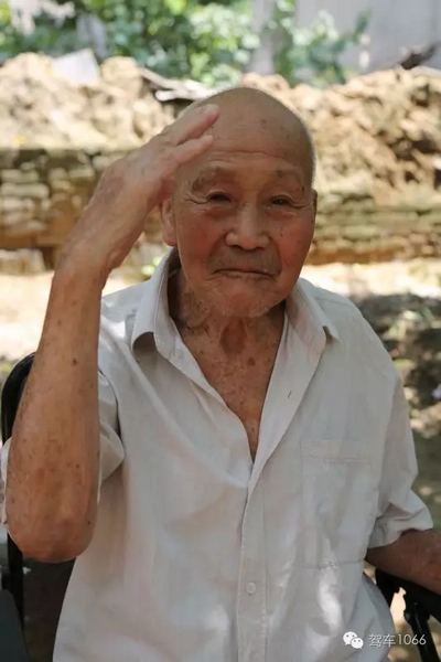 老兵身子骨不行了，九十多歲了……也許軍禮不那么標(biāo)準(zhǔn)了，但是這一幕還是感動(dòng)到了我們……