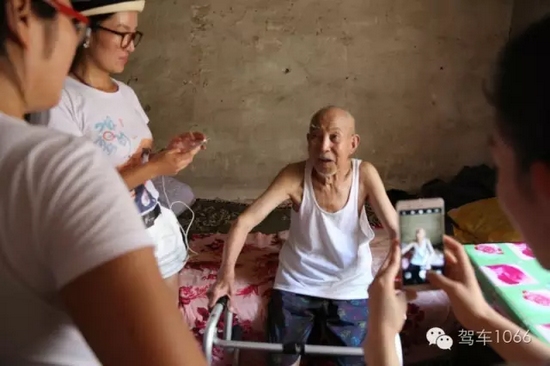老兵老兵，你的勛章呢，國(guó)家給你的那個(gè)？