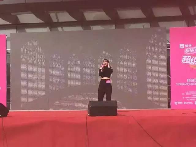 這pose一看就是在飆高音，猜猜看她唱的是哪首歌？
