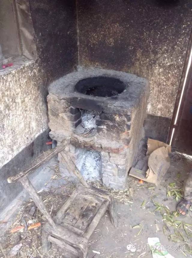 走訪另一個(gè)貧困家庭，進(jìn)去之后才知道什么是真正的一貧如洗、家徒四壁。