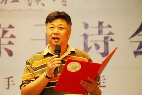 第一個節(jié)目便是重磅，大象融媒·欣欣象融網(wǎng)絡(luò)科技公司董事長魏峰帶來沈浩波的作品《在夏天時想起秋天》