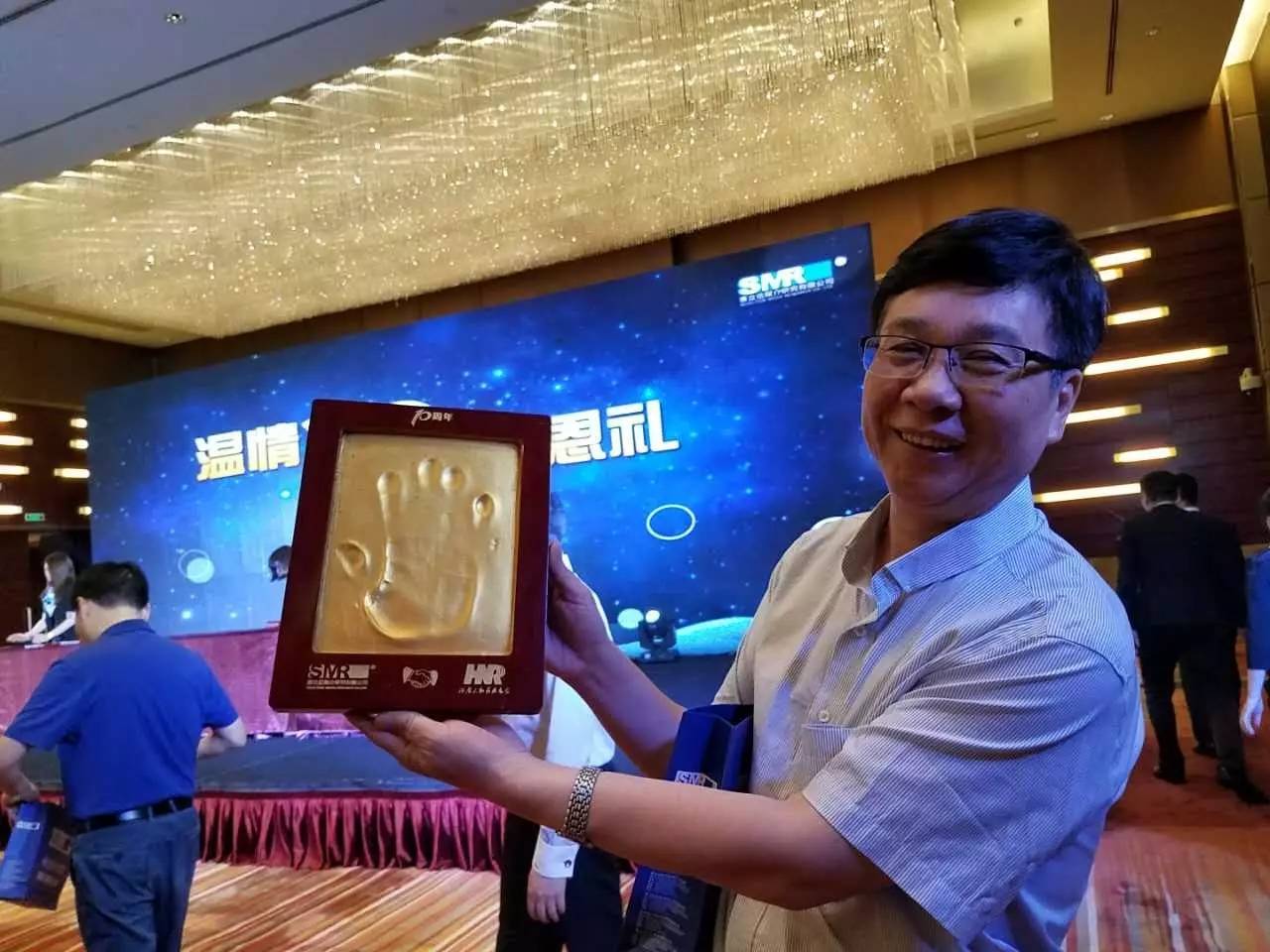 河南電臺副總編輯，宣傳協(xié)調中心主任高鐵軍先生代表河南廣播電視臺為慶賀賽立信成立20周年送上“手印”圖