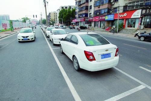 鄭州首創(chuàng)“內(nèi)嵌式”停車位長啥樣？ 市民直呼沒見過