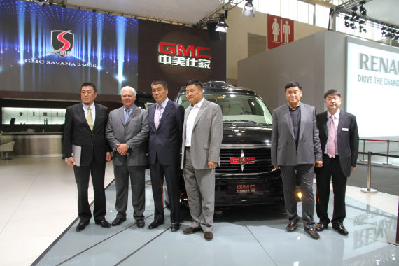 北京國(guó)際車展上，全新GMC S系列頂級(jí)商務(wù)車在亞太區(qū)首發(fā)。圖為企業(yè)領(lǐng)導(dǎo)與新車合影。