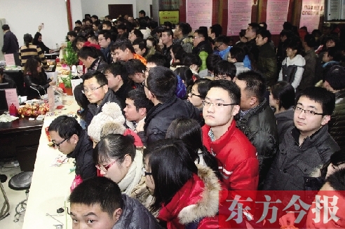 昨日上午，鄭州市金水區(qū)民政局婚姻登記處，領(lǐng)證的新人擠滿了辦證大廳