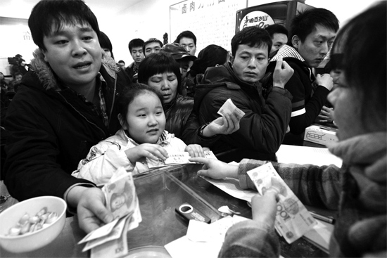 1月30日，李剛小面館收銀臺前，更多的市民大量買走“面卡”帶回家去