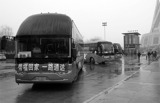 昨天上午10點(diǎn)，17輛愛心大巴從中原福塔廣場發(fā)車