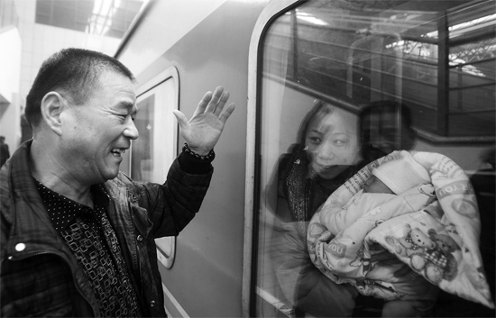車要開了，史振星揮手向女兒懷中的外孫告別。女兒帶著剛剛出生43天的孩子，要到千里之外湖南的婆婆家過新