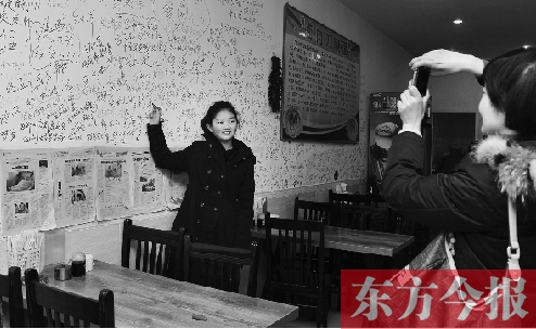 東方今報(bào)“一碗面的溫暖”還在延續(xù)，媒體和愛心人士的吃面接力熱情不減。