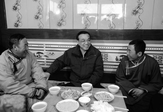 今年2月4日，李克強來到內(nèi)蒙古興安視察，與村民們拉家常