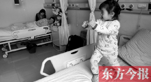 2月7日，春節(jié)前的第3天，雖然傷口很是疼痛，但3歲女兒可愛的“騎馬舞”是李剛最好的“止痛藥”