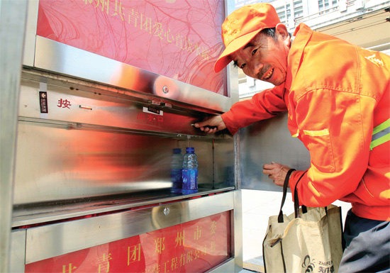 3月27日，鄭州紫荊山立交橋下，出現(xiàn)一種“直飲水機”，市民稱其為機器“送水哥”
