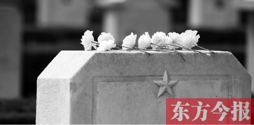 清明假期里，各界人士來(lái)到鄭州烈士陵園，緬懷先烈。一座無(wú)名烈士的墓碑上，擺放著人們帶來(lái)的白花