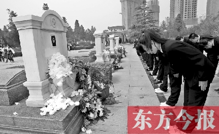 清明節(jié)，鄭州烈士陵園。學(xué)生在吉鴻昌烈士墓前鞠躬致禮