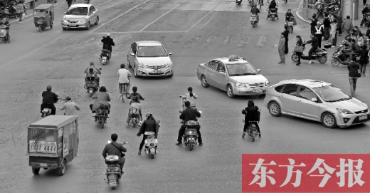 四月九日，鄭州市黃河路與經八路交叉口，“中國式過馬路”現(xiàn)象仍很常見